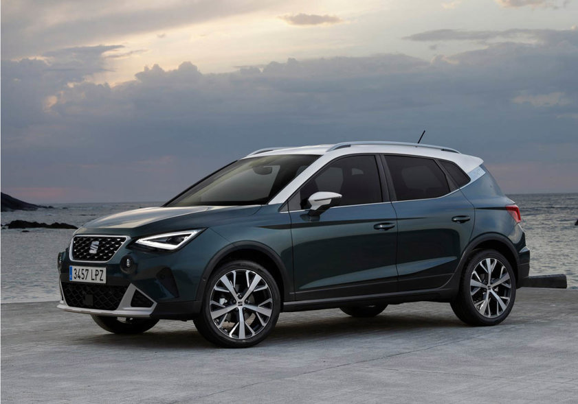 Seat Arona in blue parked in front of the sea