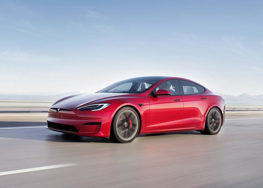 tesla-model-s-2021-driving