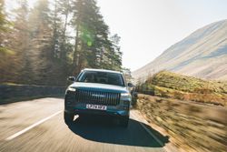 Jaecoo 7 driving on a country road