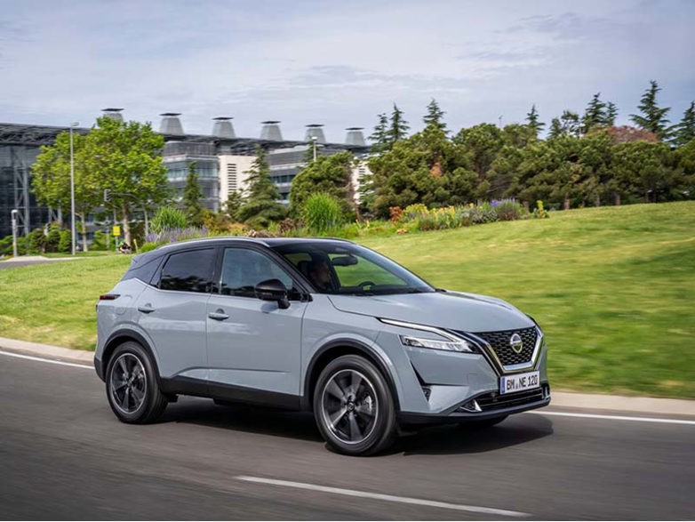 Nissan Qashqai on a road next to a city park